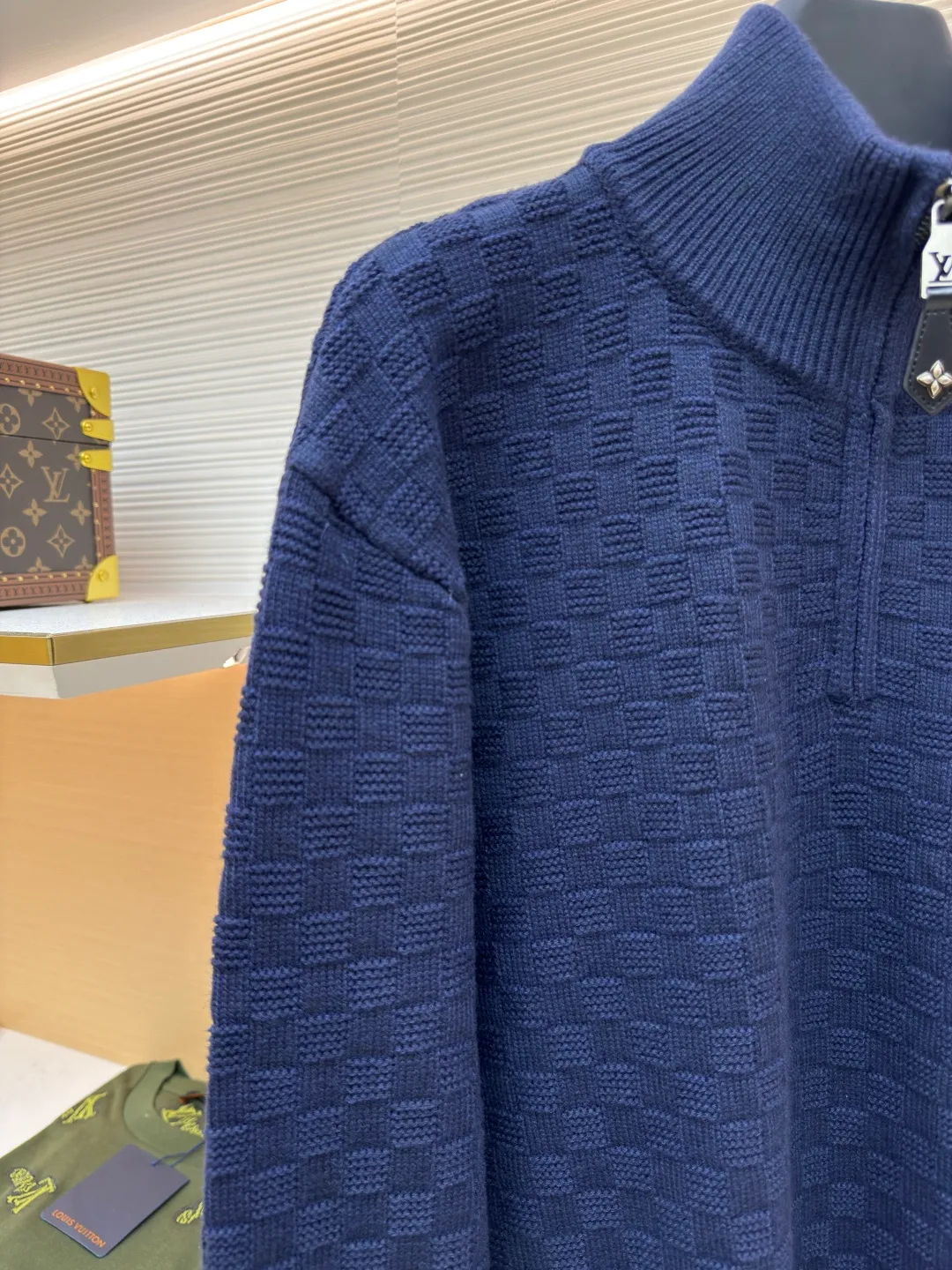 LOUIS VUITTON dark pattern mosaic checkerboard knitted pullover ●Original version: purchased and developed by 18756 ●Item number: 1680188-A70 ●Fabric: heavy cotton fabric ●Technology: knitting ●Version: fitted version ●Weight: about 825 grams ●Size: S-M-L-XL ●Description: It is made of the same heavy-weight pure cotton material as the original, with double threads. Each color is dyed in a separate vat. The weaving requires an imported Stoll 16-needle machine. The embroidery uses Behringer embroidery technology, and the details are restored to the same consistency. Customized dyeing without any color difference. The ingenious craftsmanship is perfectly restored, the three standards are complete, and the accessories are customized. The overall wiring is straight and delicate, the fabric is comfortable and soft, and the color is consistent without color difference. It can be matched with the same style to create a fashionable look and control various occasions. Customized accessories, complete with three standards, same style for men and women!